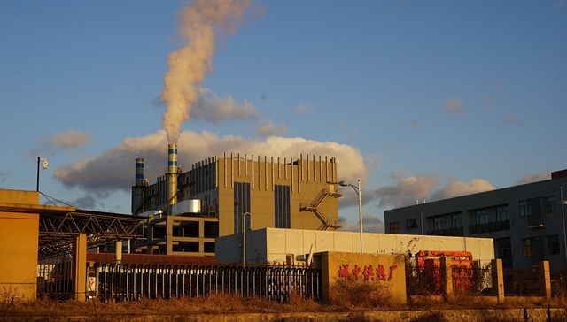 【财经24小时】环保部称京津冀群众可燃煤取暖 上海2017届高校毕业生起薪5386元