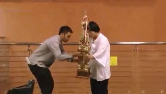 据说在打电话的时候，无论给什么都会接