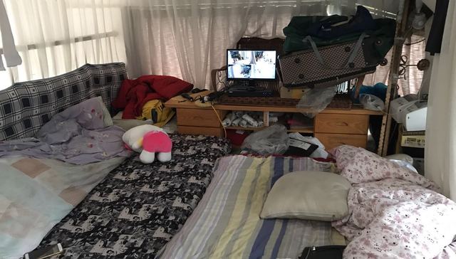 【特写】“月薪过万”的背后 20平米住着8个快递员