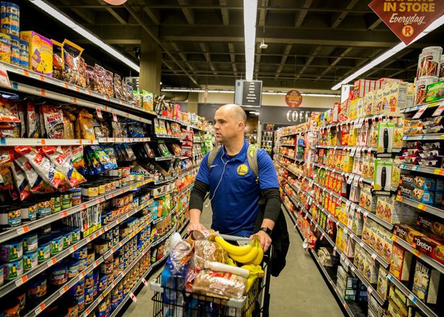 揭秘：勇士队的装备经理 不是一般人能当的