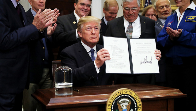 特朗普宣布美国宇航员将重返月球 并最终前往火星