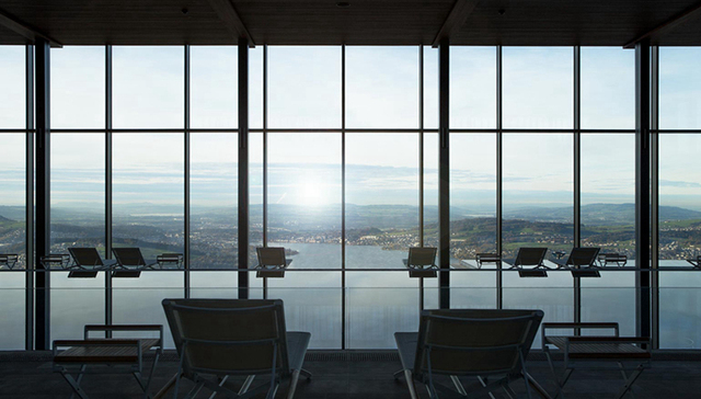 瑞士琉森湖畔有一座百年建筑，如今成了超级体量的奢华酒店