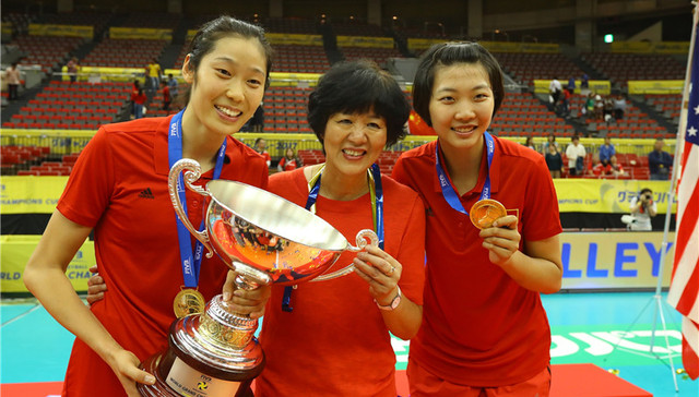 【体育明星日常】范加尔炮轰曼联高层 女排头号“海外球迷”为郎平庆生