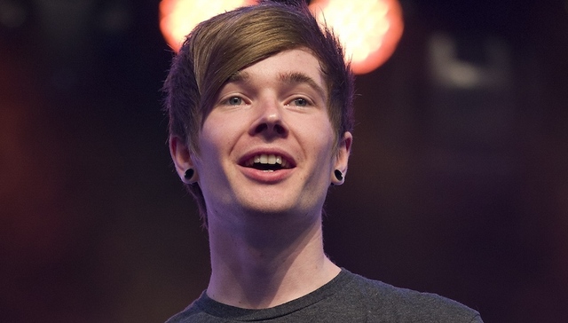 【天下奇闻】英国博主靠打游戏年入过亿 俄罗斯青年肌肉注射成“大力水手”