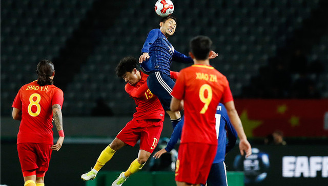 东亚杯第二轮：最后十分钟连丢两球 中国男足1-2不敌日本