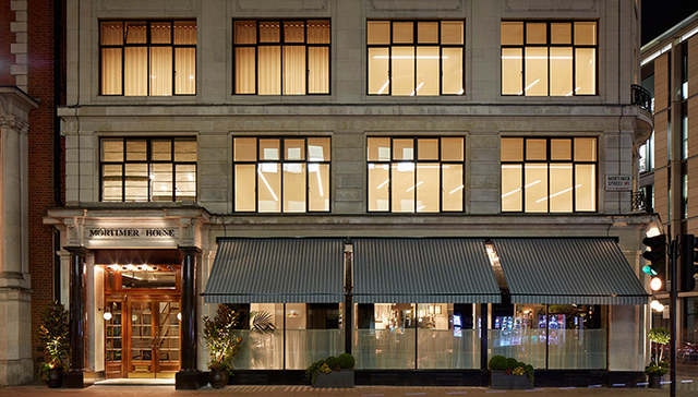 这间餐厅看起来有点像成都茶馆，其实是升级版的联合办公空间