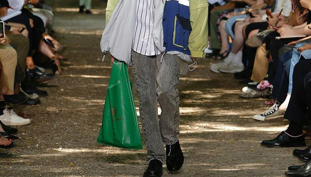【是日美好事物】Balenciaga又推出三款天价“超市购物袋” JW Anderson和Converse再度合作的系列今日上架