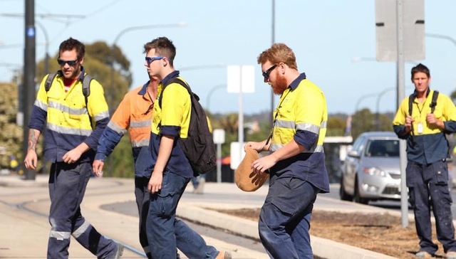 澳大利亚蓝领工作受追捧 年薪六位数不输白领