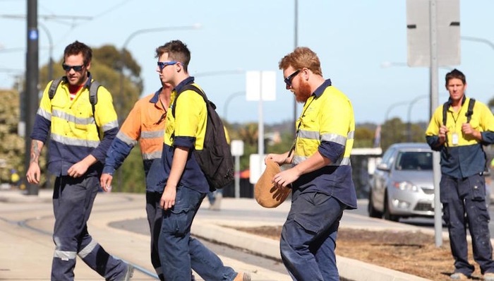 澳大利亚蓝领工作受追捧 年薪六位数不输白领