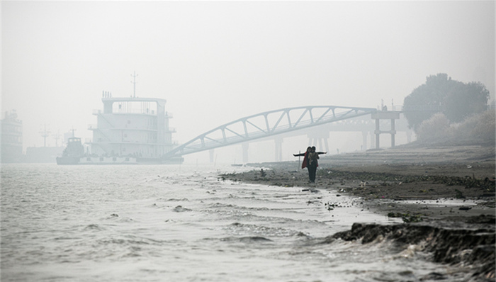 水汽,帮凶,分子,污染,雾霾,反应界面,爆发性,细颗粒物,中国东部,放大器