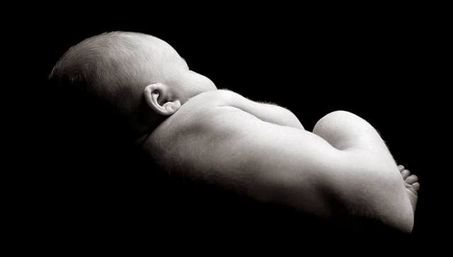 “新生女婴被从高层扔下”母亲已被警方找到 称生下即是死婴