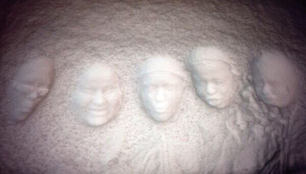 千万不要这样把脸埋进雪堆里