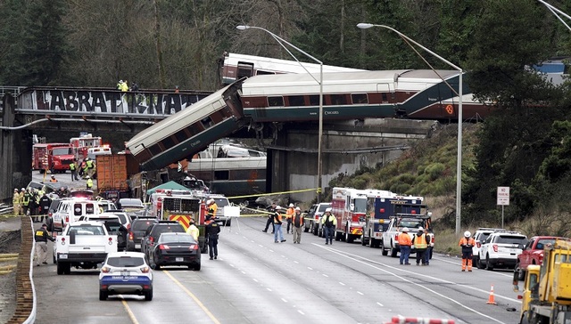 美国华盛顿州火车脱轨三死多伤 州长宣布进入紧急状态