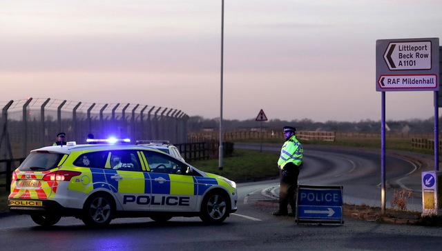 【天下头条】数千民众上街抗议奥地利右翼政府就职 美国驻英空军基地遭汽车冲撞