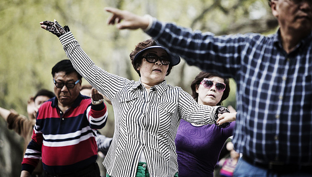 调控房价,民生,招生计划,增速,减贫,低收入农户,饭碗,刀刃,经济学人,复兴号