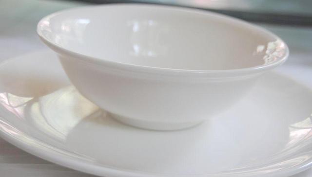 碗下面的盘子，到底放菜还是骨头？