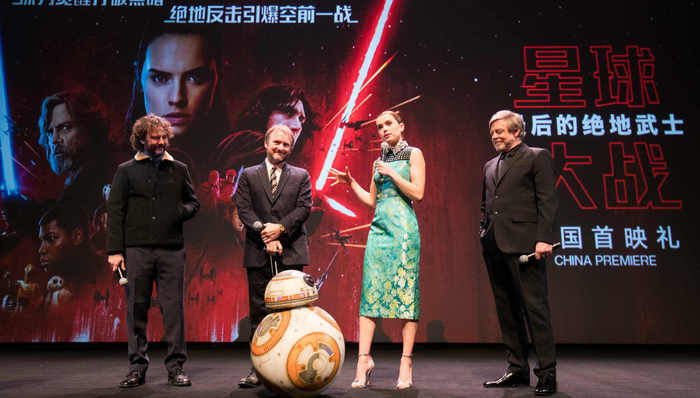 影讯 | 两代绝地武士现身《星球大战8》中国首映式 “巨石”强森新作国内定档1月12