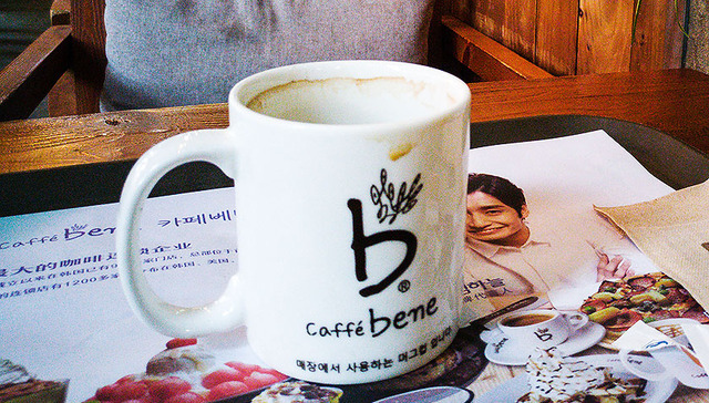 扬言开5000家咖啡店的人自杀了 但这个市场的惨烈争夺还没完