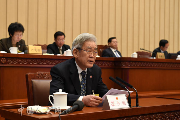 22日,全国人大法律委员会副主任委员孙宝树作关于烟叶税法草案审议结果的报告。