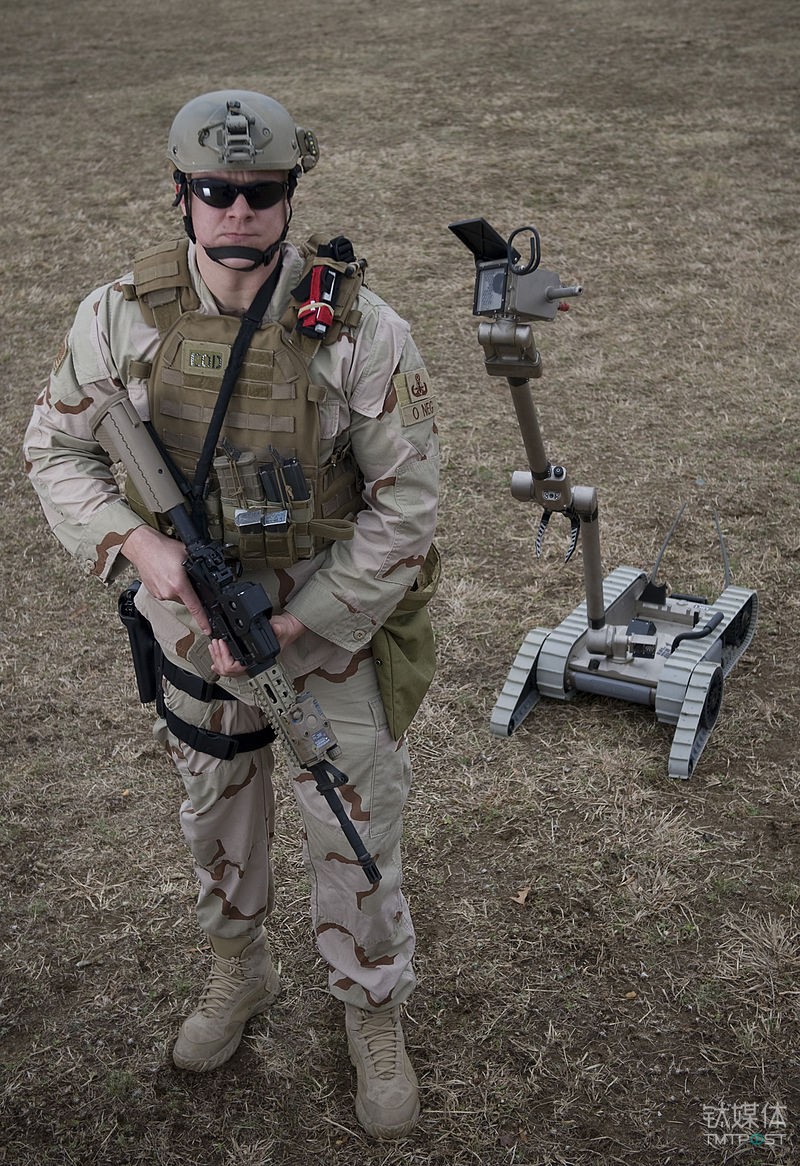 一名美国士兵与PackBot的合影