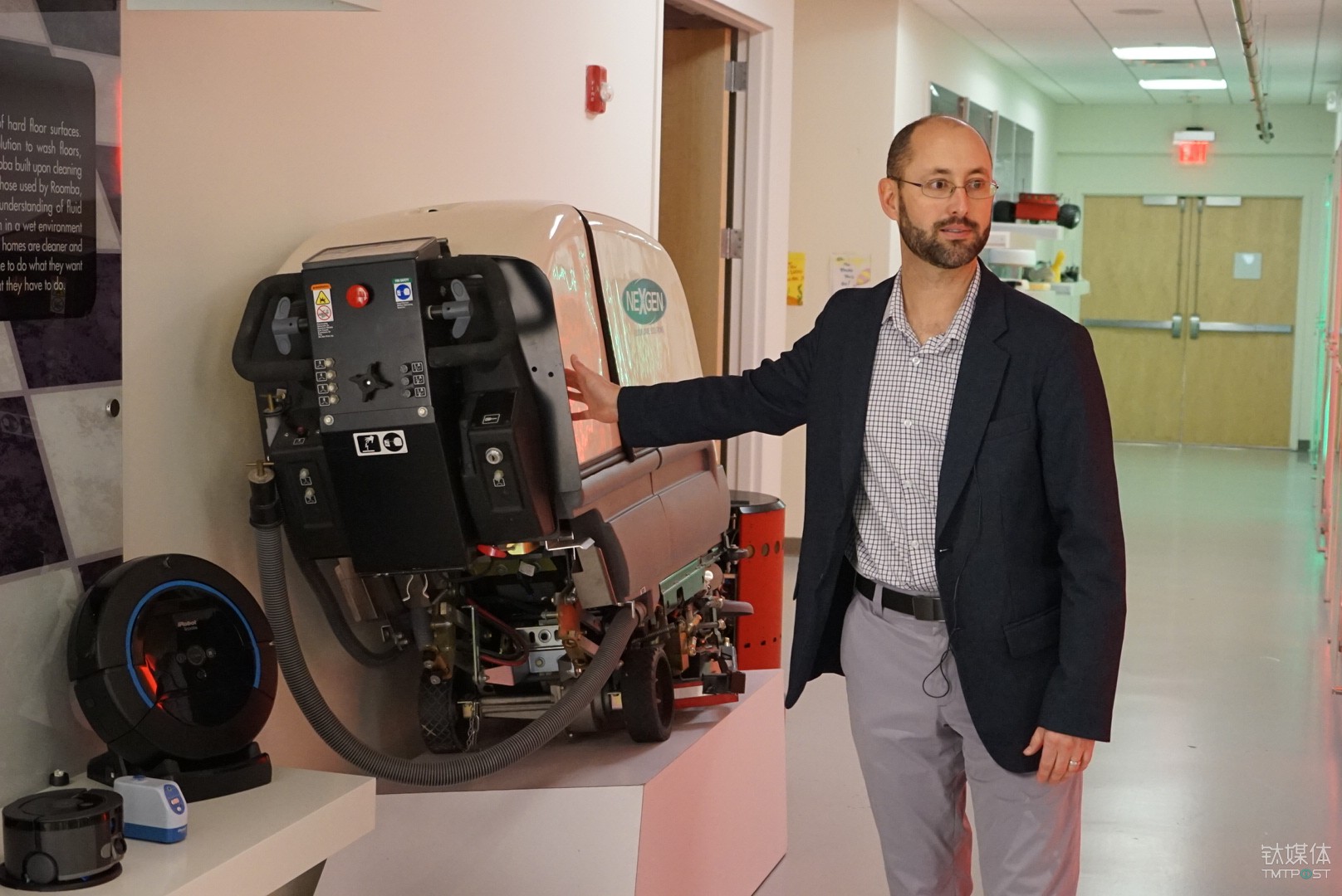 iRobot 为Johnson Wax 建造的大型清洁机器人