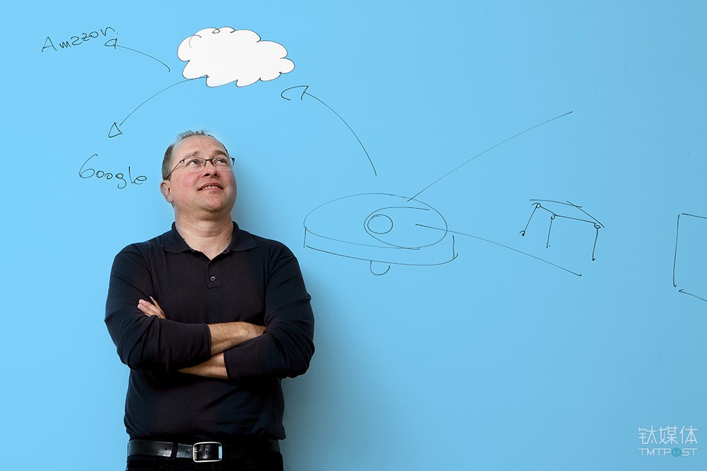 iRobot 的首席运营官 Christian Cerda