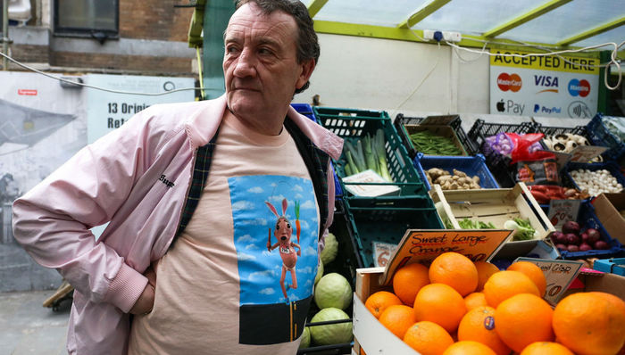 伦敦一个摆水果摊的大爷火了 人们发现他天天穿Supreme