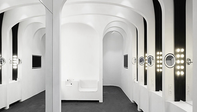 广州太古汇做个很有设计感的洗手间，隔间里还配了usb充电器