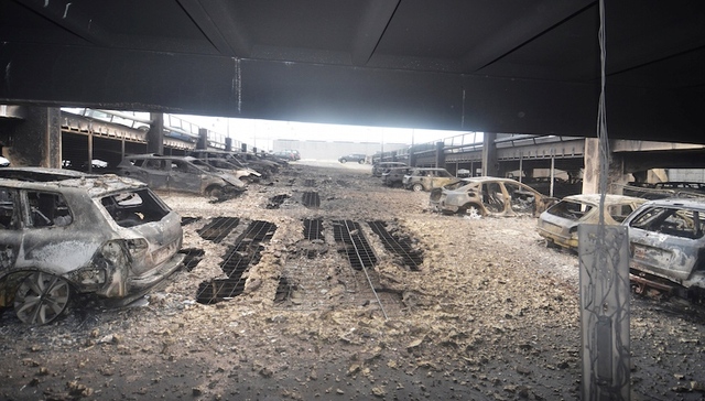 英国利物浦一多层停车场跨年夜失火 约1400辆车被毁