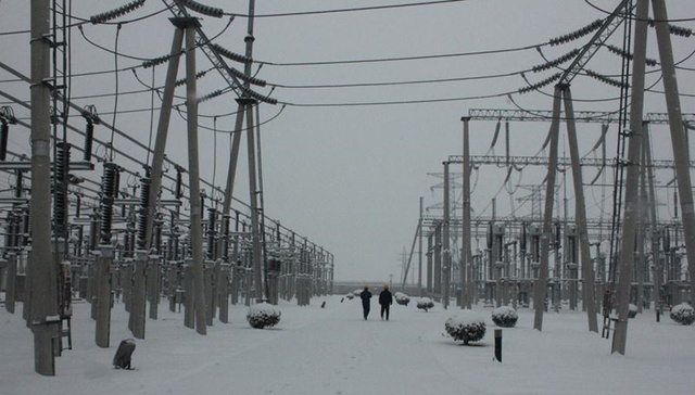 今冬最强降雪来袭 多地交通受阻、学校停课