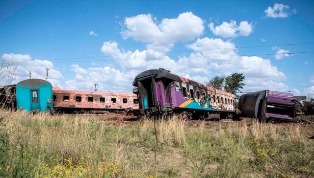 【天下头条】南非火车卡车相撞18死250伤 “炸弹气旋”侵袭美国17死4000航班取消