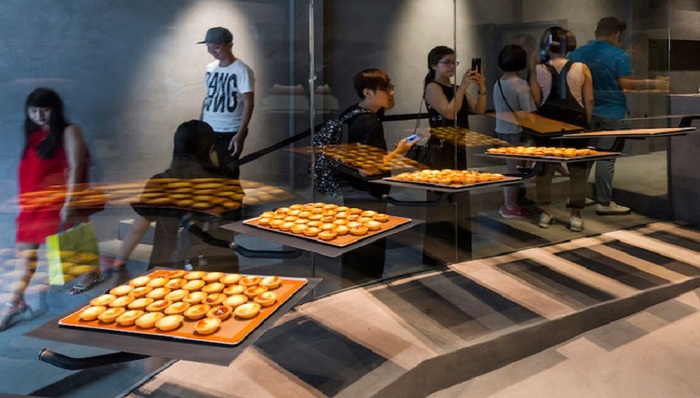 北海道芝士挞把店开到了越南 烤盘全都悬浮在半空中