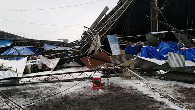 西安最大果品批发市场大棚被积雪压塌 仍有7人在医院救治