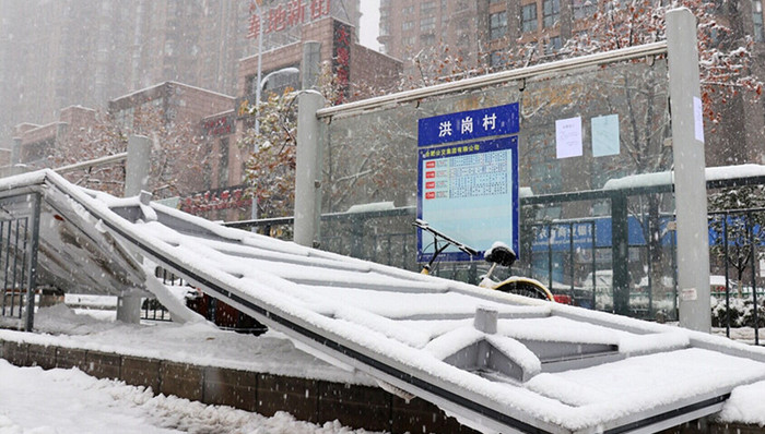 央视,暴雪,合肥公交站台