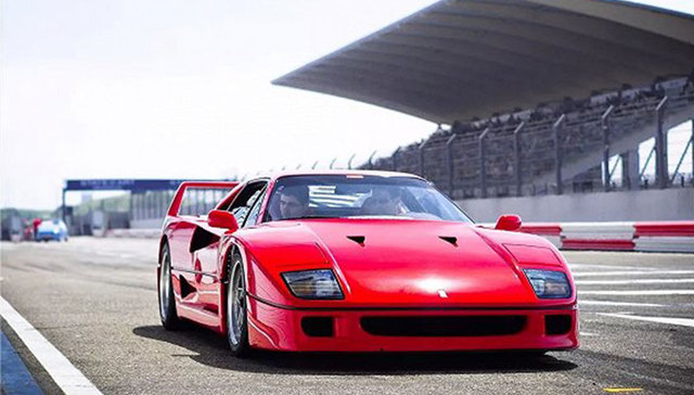 法拉利F40：简陋到塑料车窗门没把手靠胶水粘车身还抢着买？