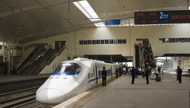 合肥阻拦高铁女子为小学教导处副主任 铁路公安已介入调查