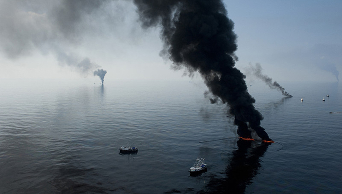 载油13万吨的“桑吉”号在东海燃烧 海面出现油污