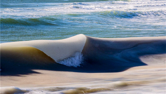 太冷了 海浪都冻成冰沙了