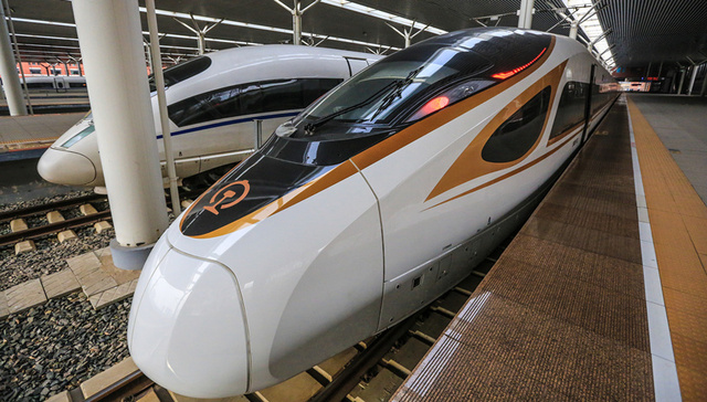 人民日报评“高铁扒门”：刚性规则不能因为个体而随意