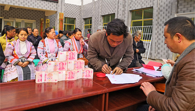 地方新闻精选|贵州毕节通报扶贫违纪案例：借羊应付验收骗补助7万余元