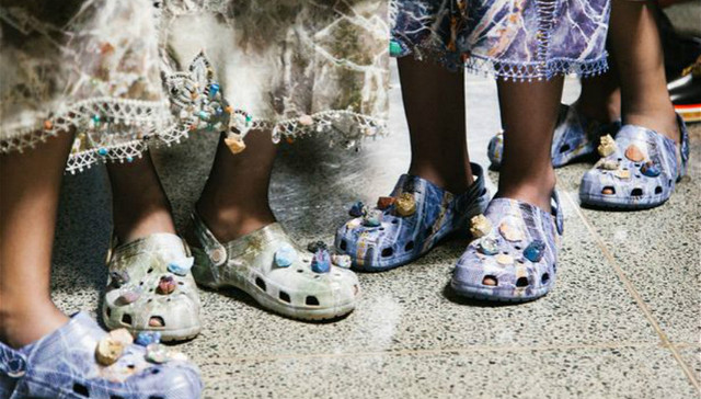 叶一茜晒出“古董”拖鞋 昔日火爆的洞洞鞋为何被潮流遗忘？