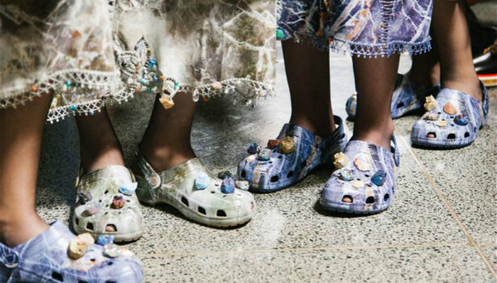 叶一茜晒出“古董”拖鞋 昔日火爆的洞洞鞋为何被潮流遗忘？