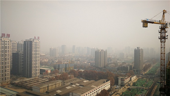 西安发布今冬首个重污染红色预警 单双号限行、幼中小停课