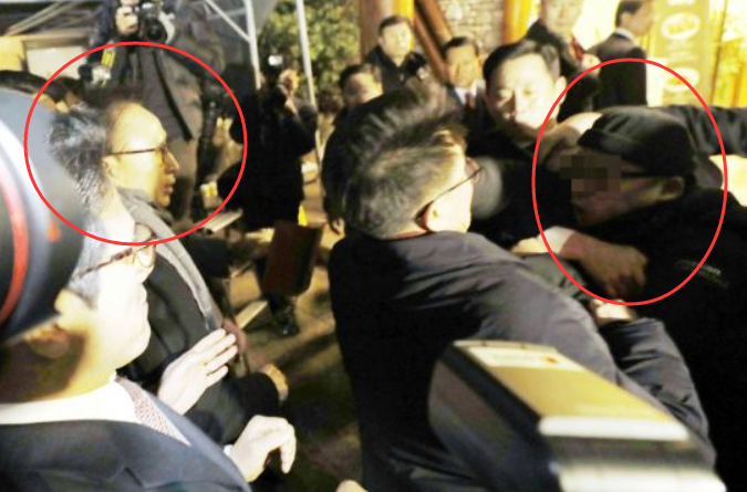 左为李明博，右为引发骚乱的男子