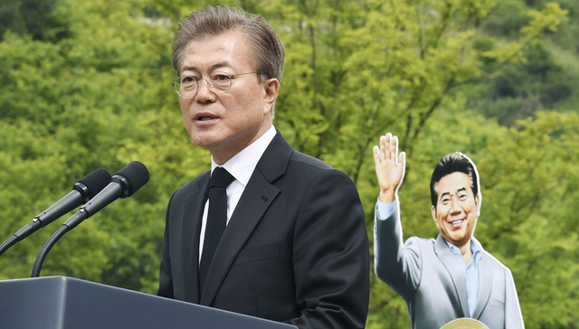 李明博拿已故韩总统卢武铉的死说事 文在寅罕见怒斥