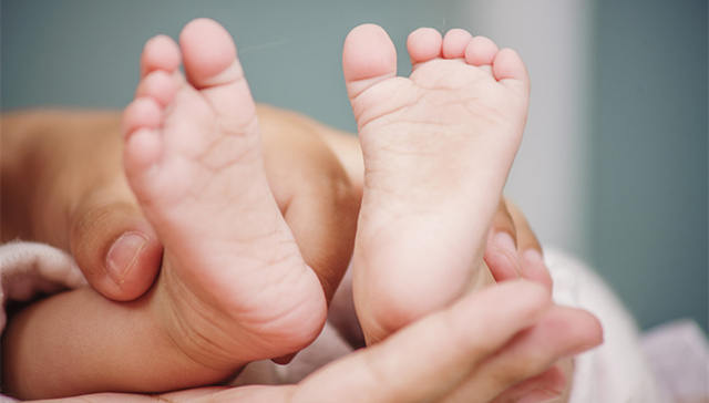 2017年出生人口中二孩占比过半 “男多女少”之势逐步缓解