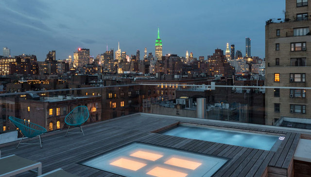 设计宅 | 纽约旧公寓翻修，顶楼泳池让人饱览城市美景