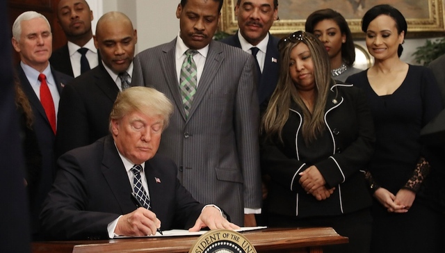 经济参考报：特朗普执政一周年扭转美国内外政策