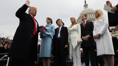 16个瞬间回顾特朗普执政这一年