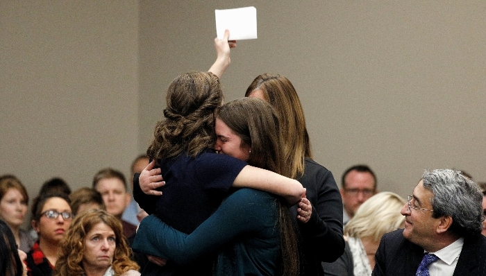 美国体操性侵案结束4天庭审 上百女性受害者还原施暴过程